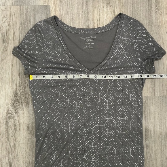 American Eagle Outfitters Favorite Tee Gray Silver Geo V Neck T-Shirt Size S - Picture 4 of 9
